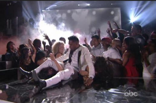 #htmlcaption_13204 WATCH: Miguel ‘Leg-Drops’ A Fan During Billboard Awards Performance #GFTV #WTF?!